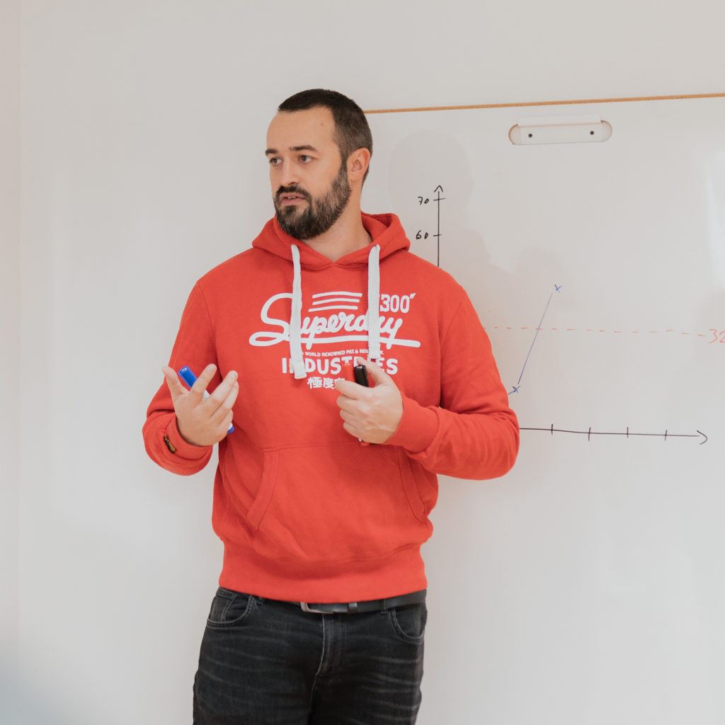 Agile Coach erklärt im Workshop agile Metriken