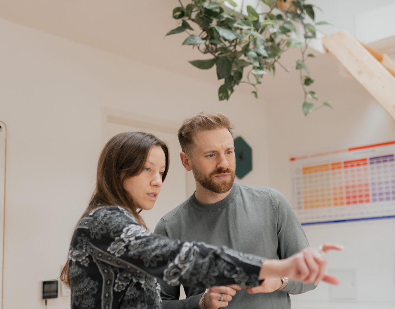 Coaches erklären ein Ergebnis im Workshop und leiten diesen