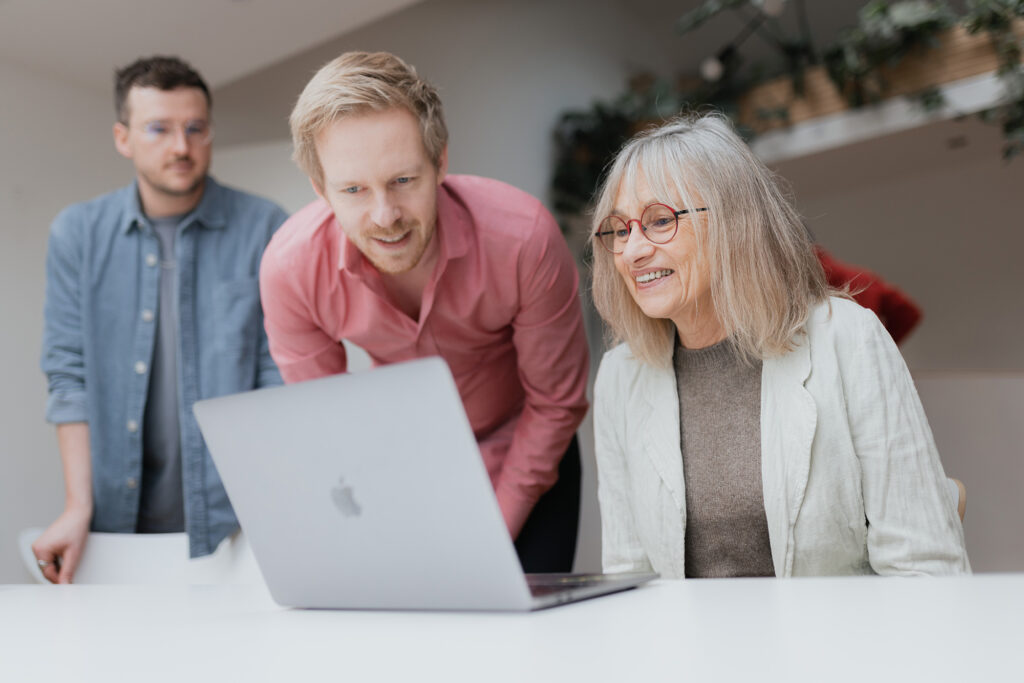 Tandem Leadership mit weiblicher Führungskraft an Laptop